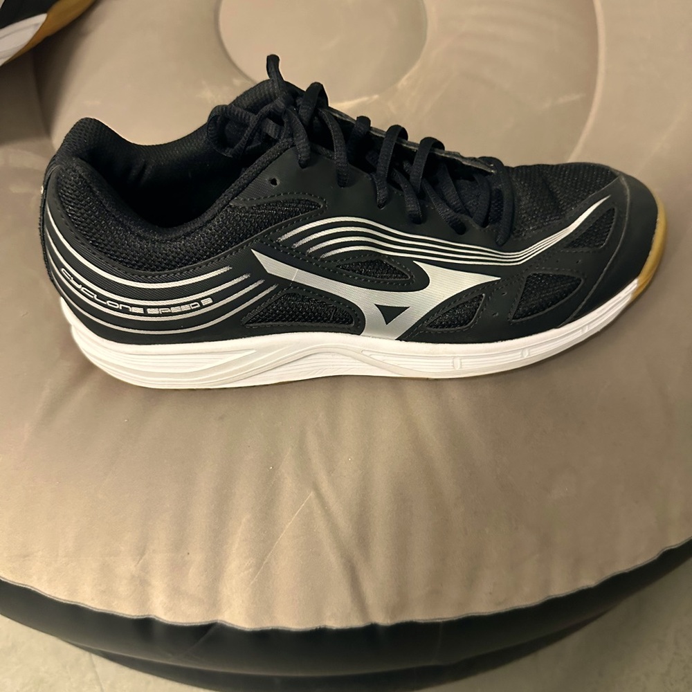 Mizuno Cyclone speed 3, Women’s 11 black and silver sports tennis shoes